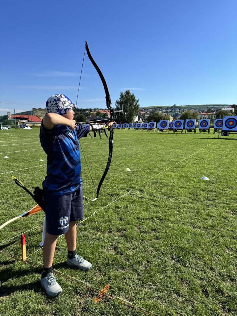 Adrián: lukostreľba, tenis