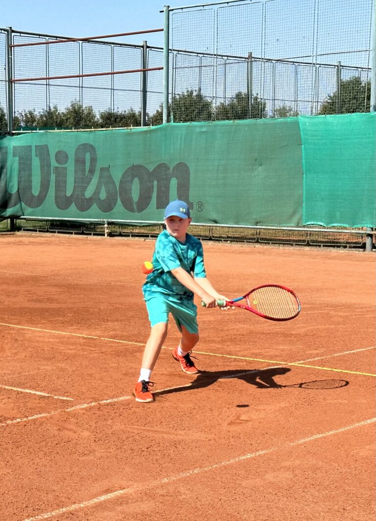 Adrián: lukostreľba, tenis